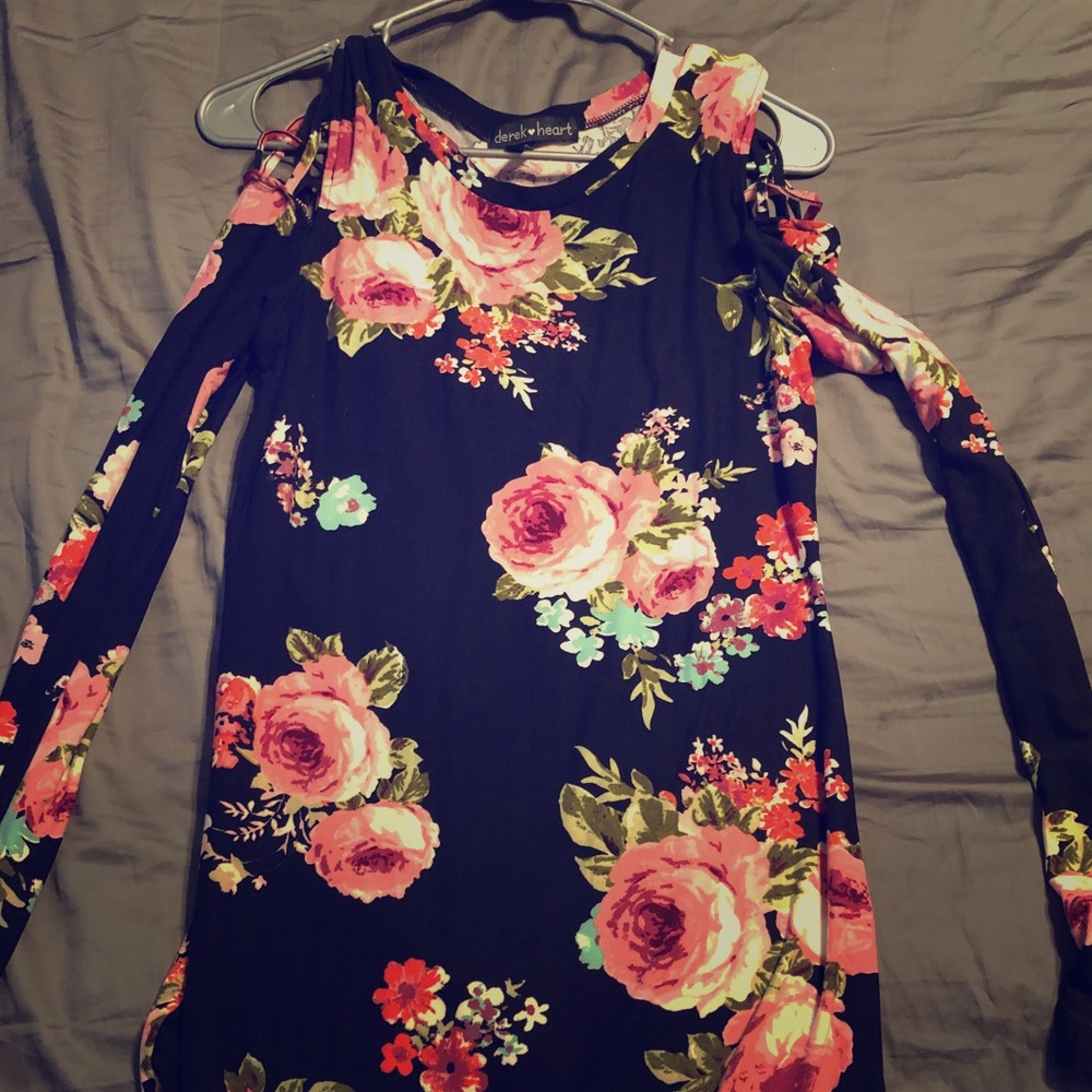 Dress with cross cross shoulders